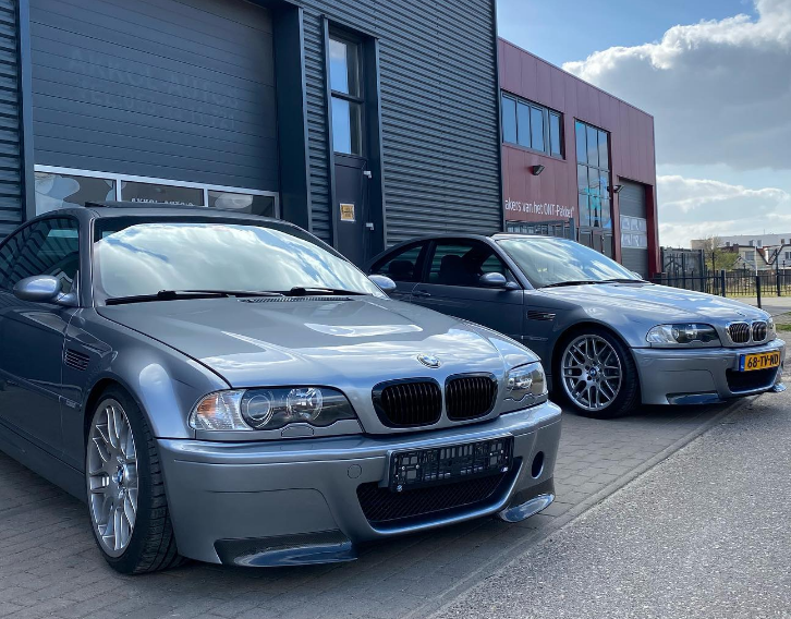 Twee prestatie-auto's geparkeerd