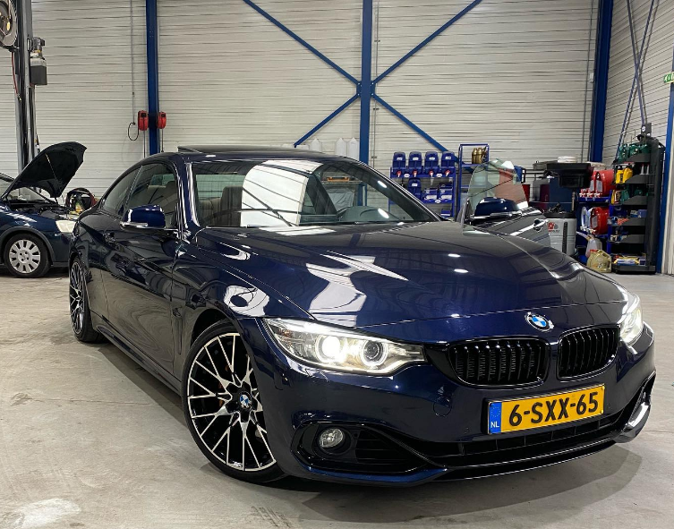 Blauwe BMW sportauto